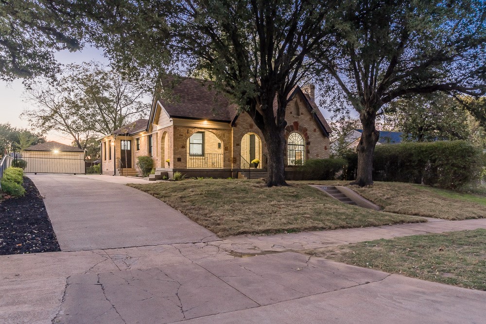 1835 Cedar Crest Boulevard Dallas TX 75203