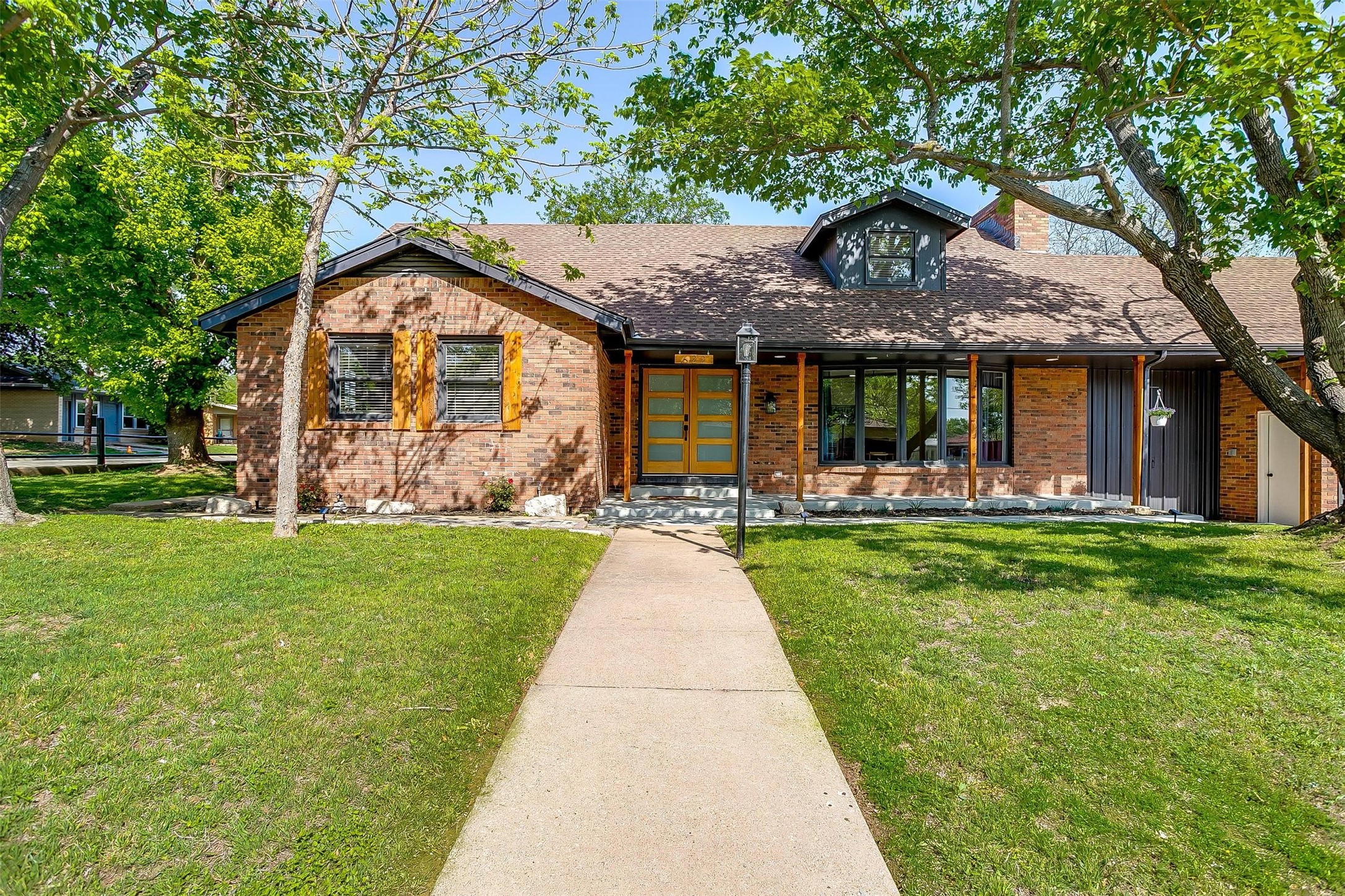 622 N Crockett Street Granbury TX 76048