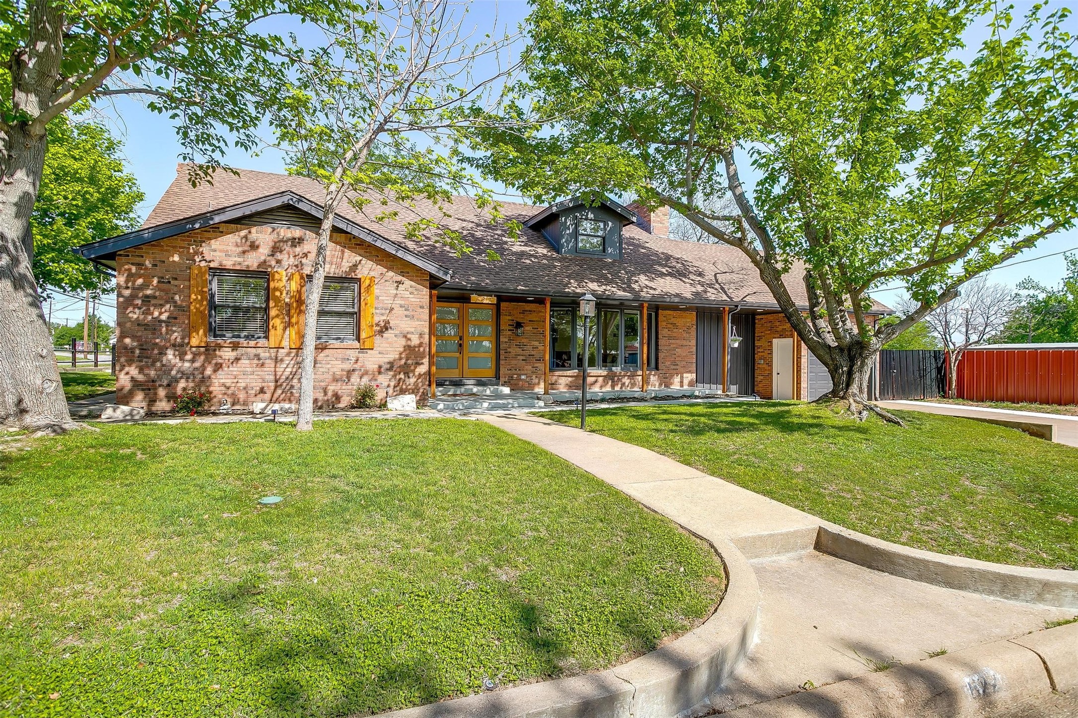 622 N Crockett Street Granbury TX 76048