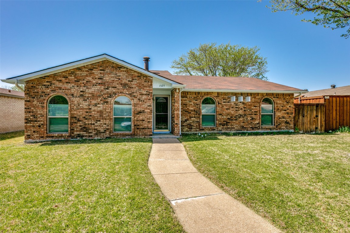 1525 Meandering Way Garland TX 75040
