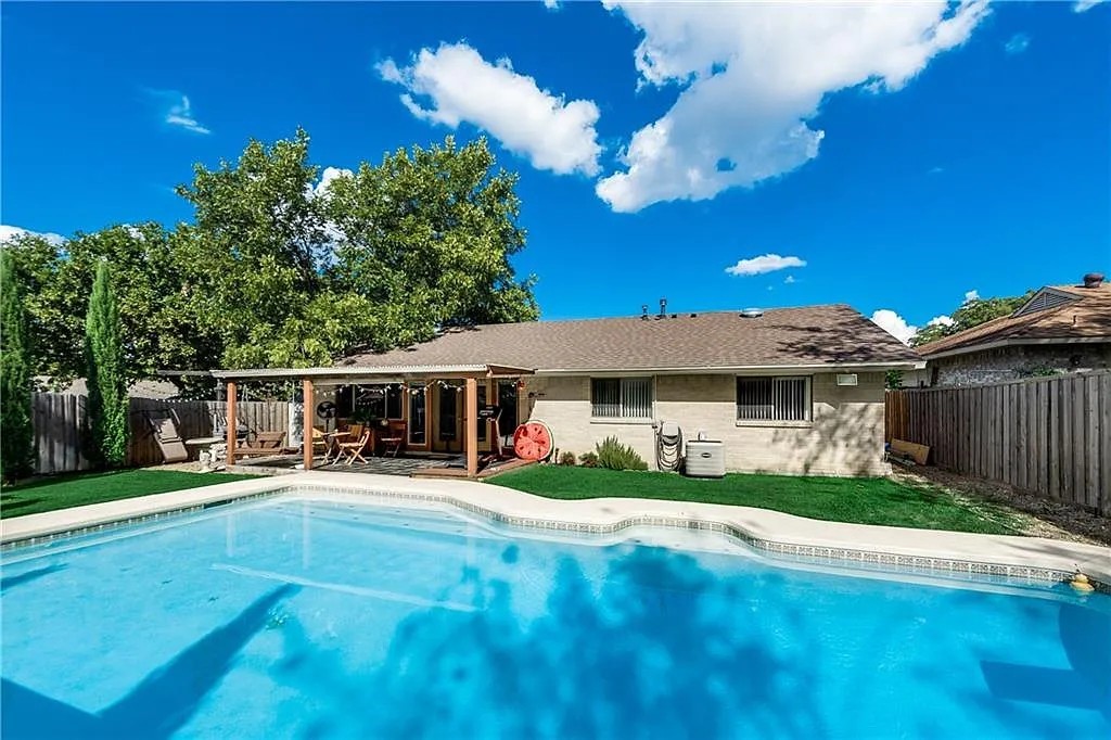 405 Woodmere Drive Garland TX 75043
