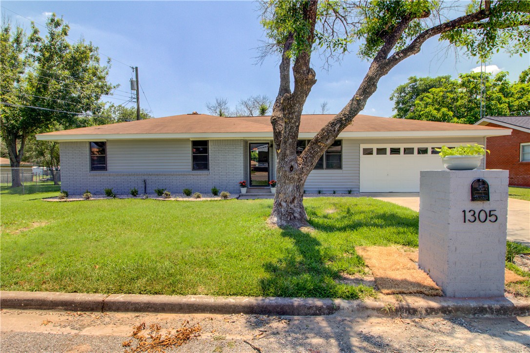 1305 Wren Drive Robinson TX 76706