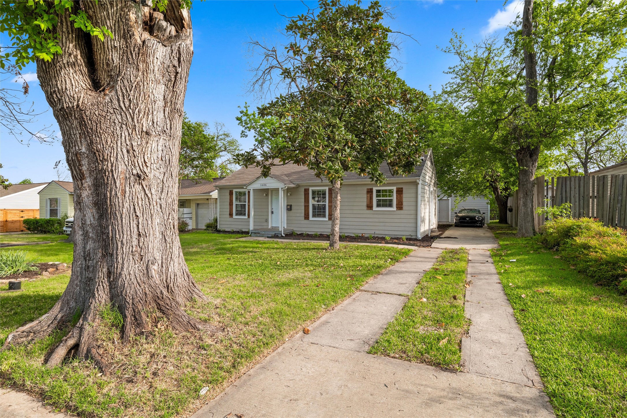 1606 Davis Boulevard Garland TX 75042