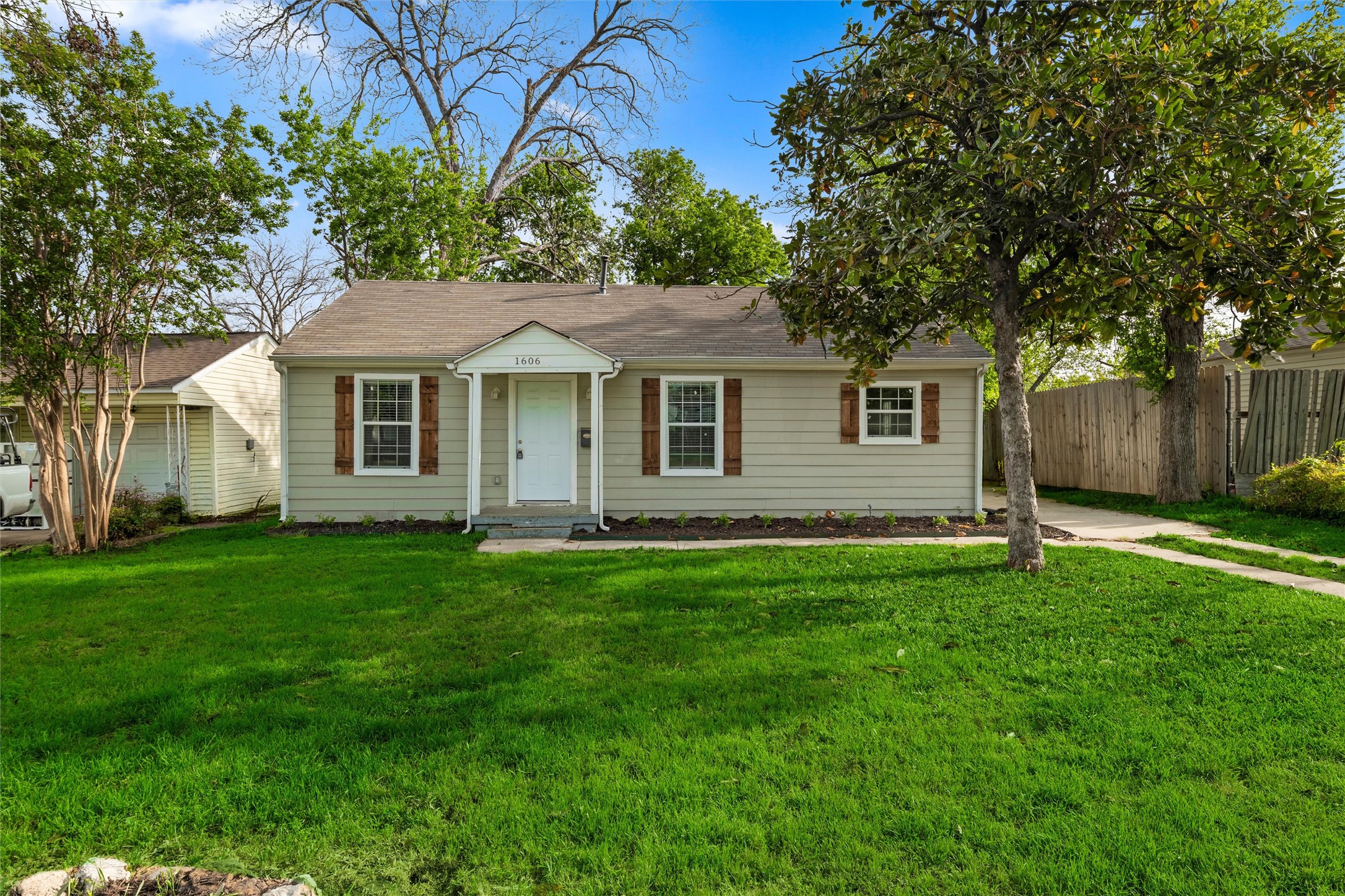1606 Davis Boulevard Garland TX 75042