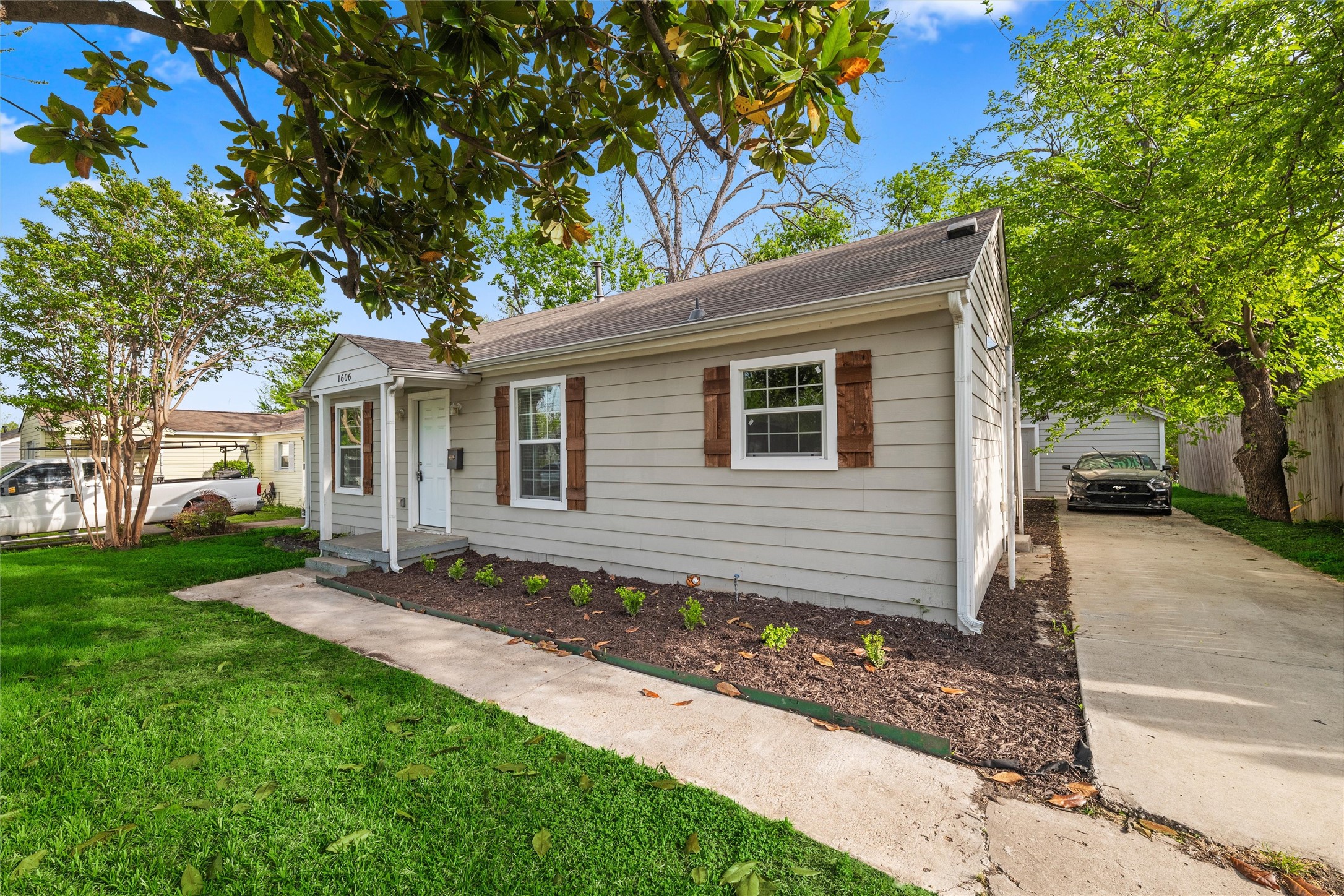 1606 Davis Boulevard Garland TX 75042