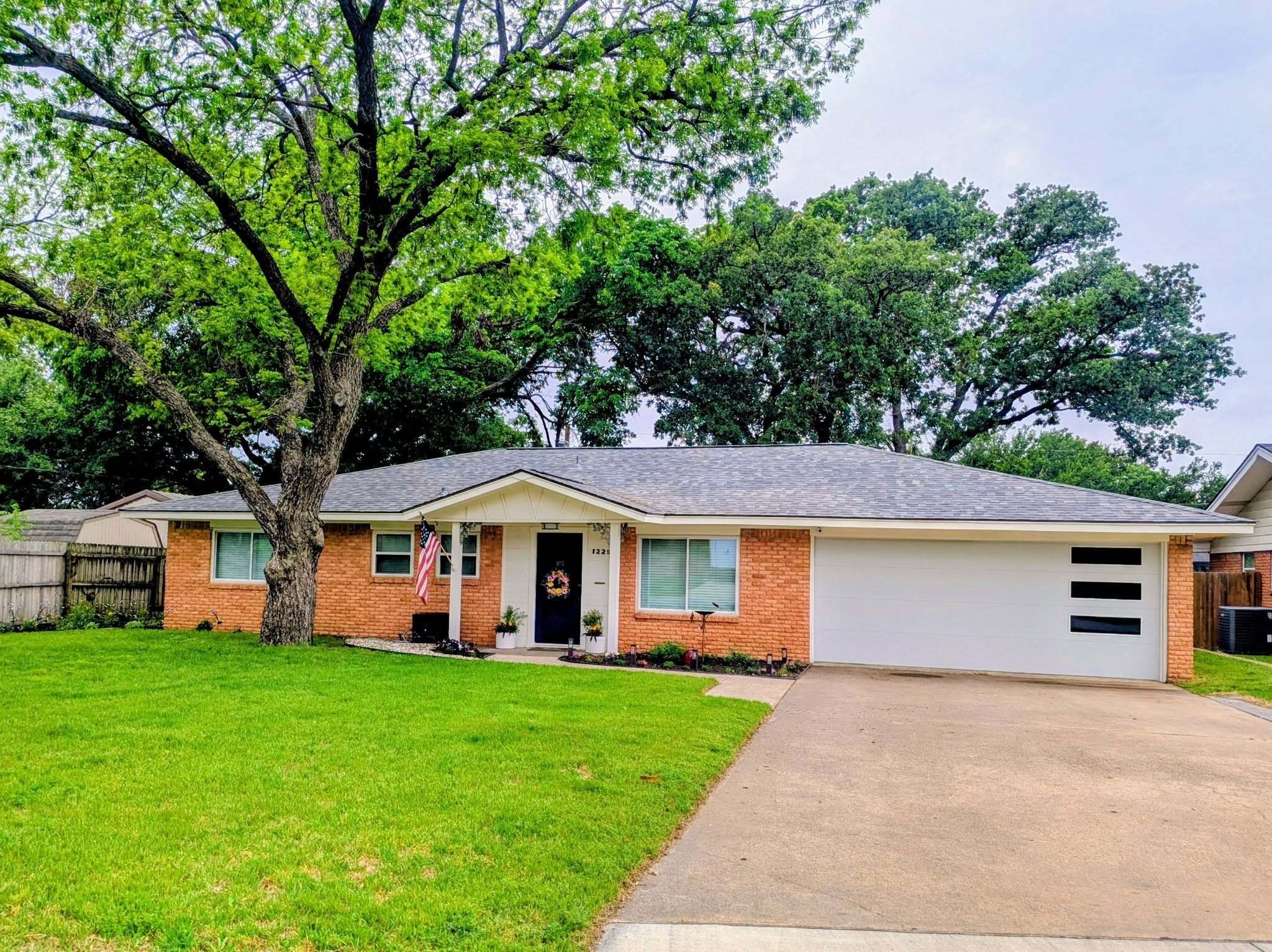 1229 Brookside Drive Hurst TX 76053