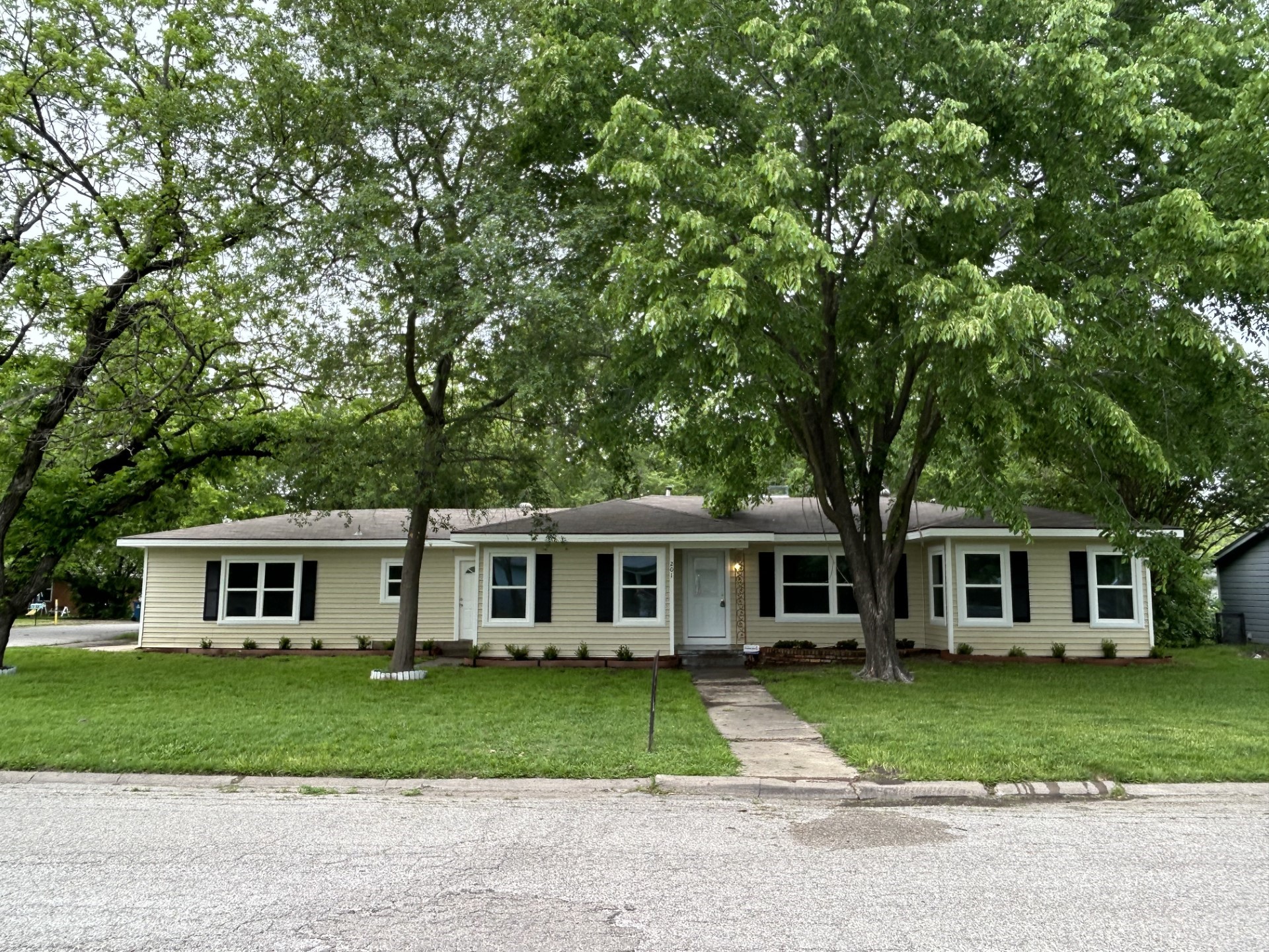 201 E 7th Street Kaufman TX 75142