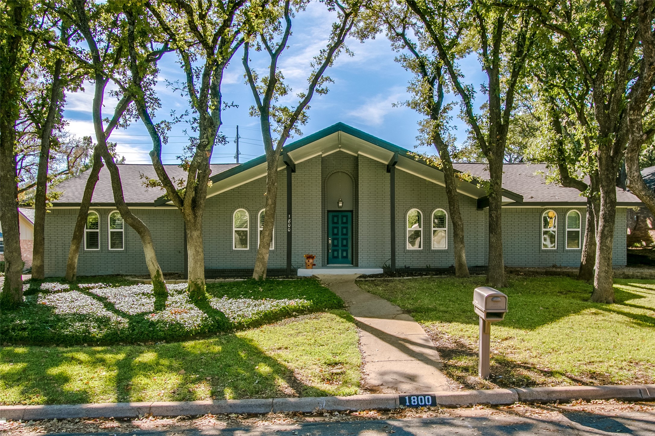 1800 Woodside Drive Arlington TX 76013