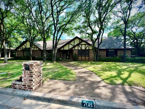 708 Oakmont Lane N Fort Worth TX 76112