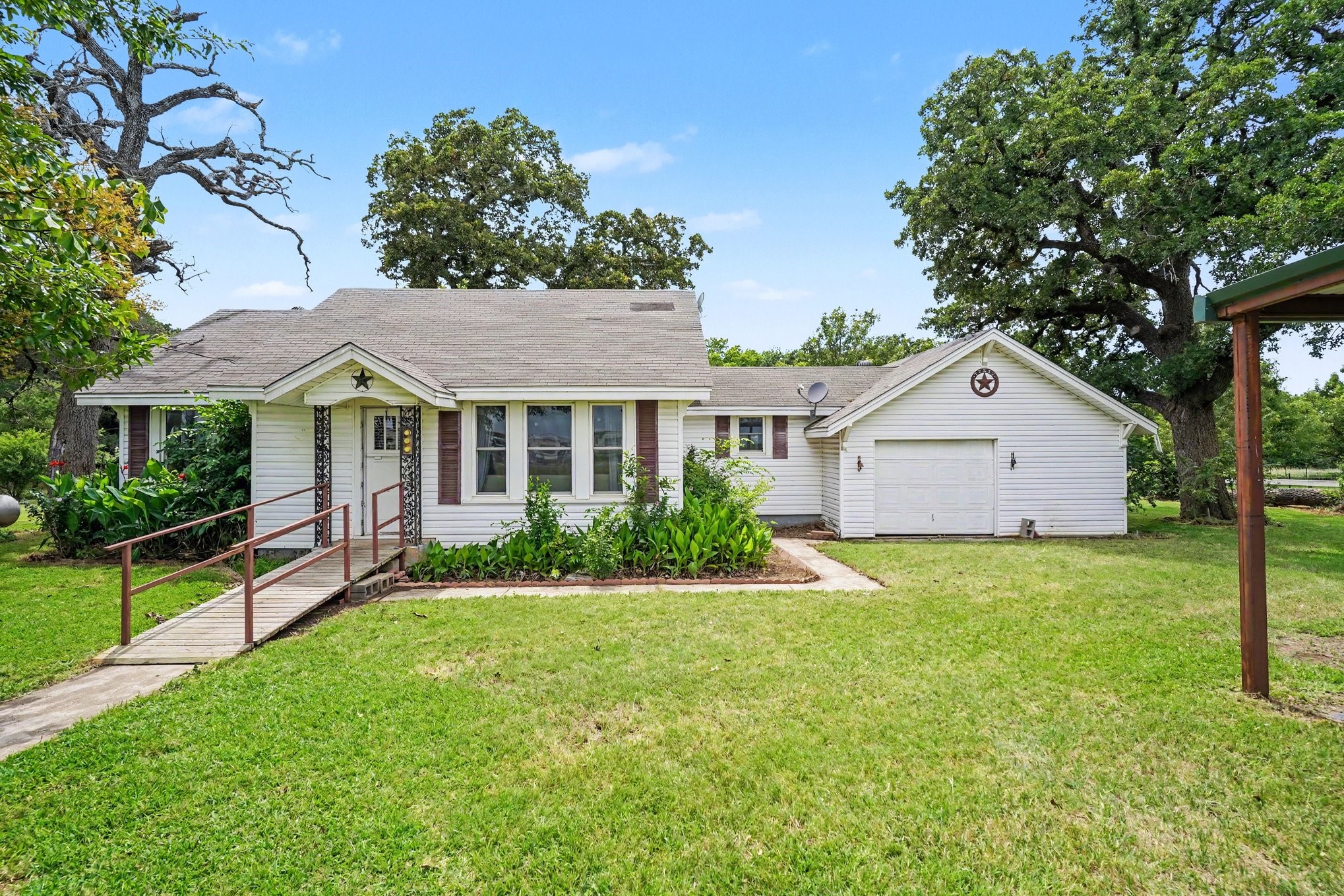 11015 State Highway 171 Covington TX 76636