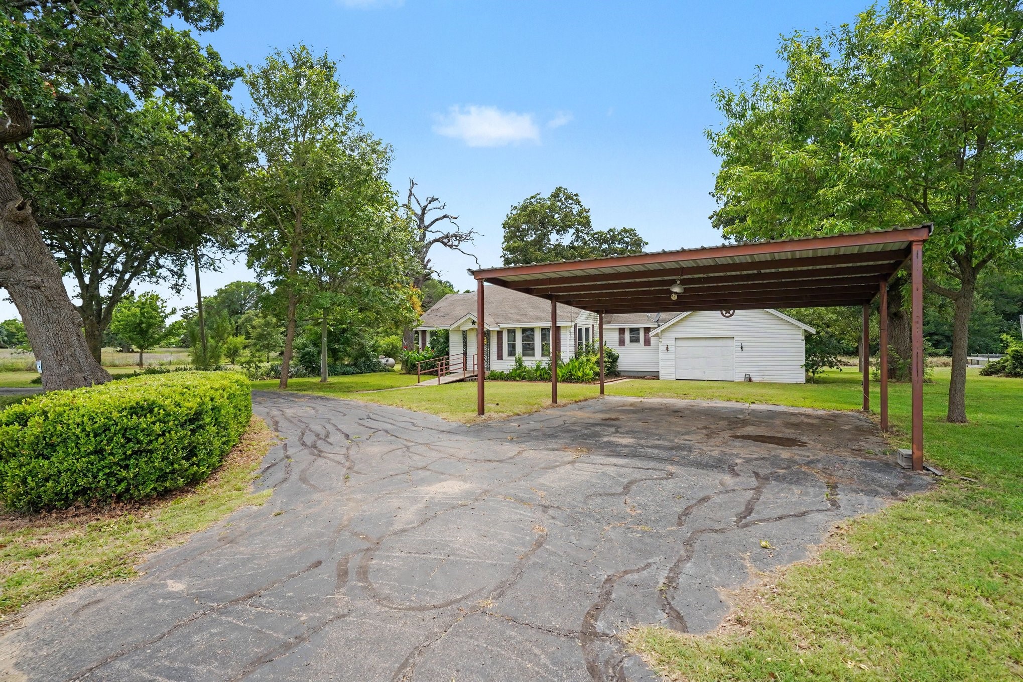 11015 State Highway 171 Covington TX 76636
