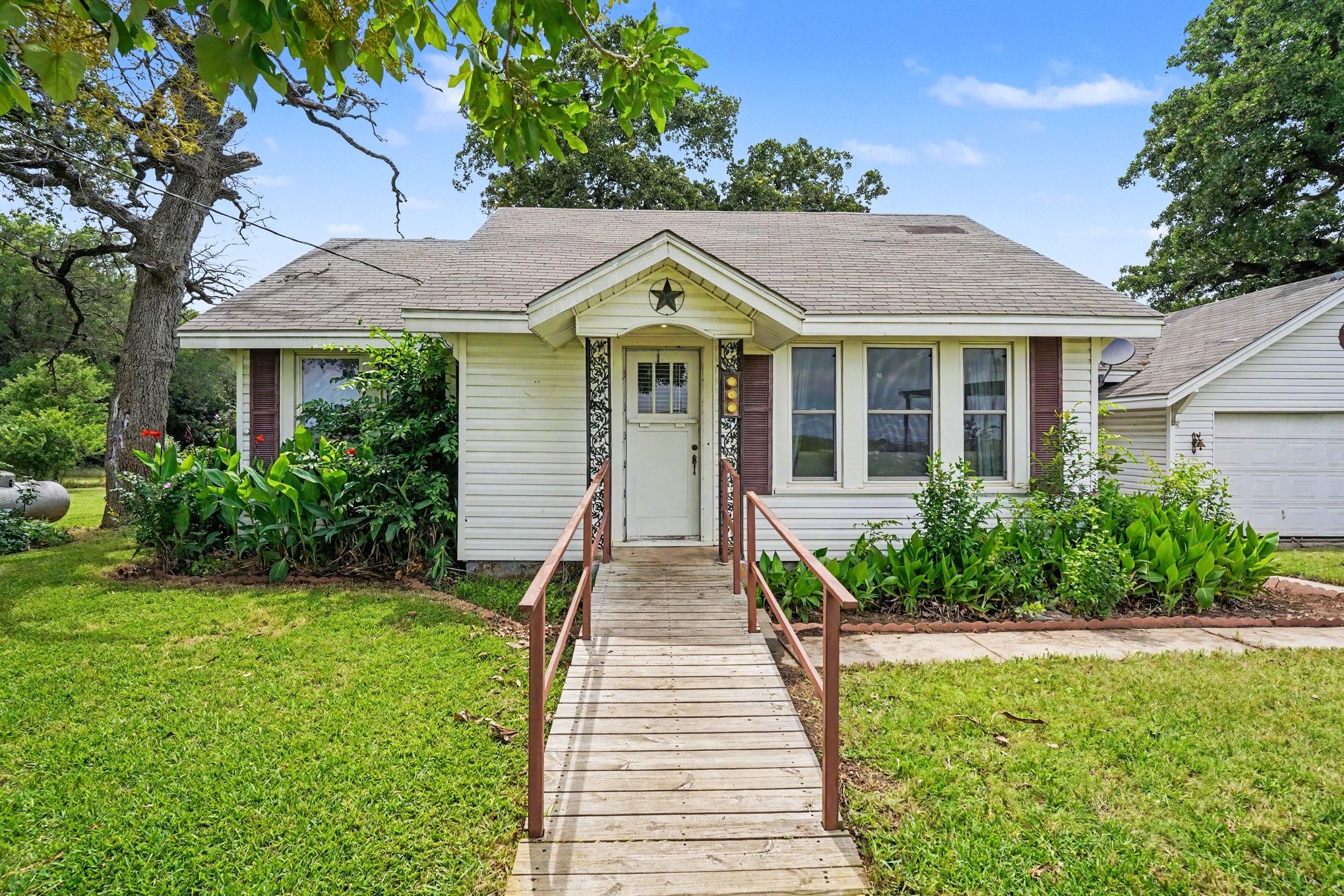 11015 State Highway 171 Covington TX 76636