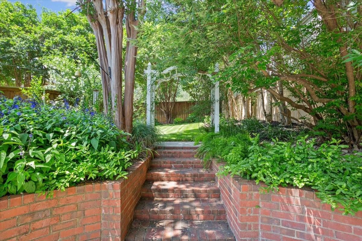 12002 Woodbriar Circle Woodway TX 76712