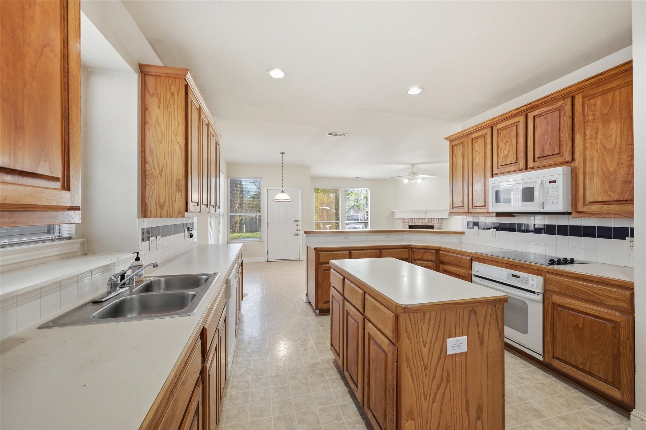 2831 Atrium Drive Grand Prairie TX 75052