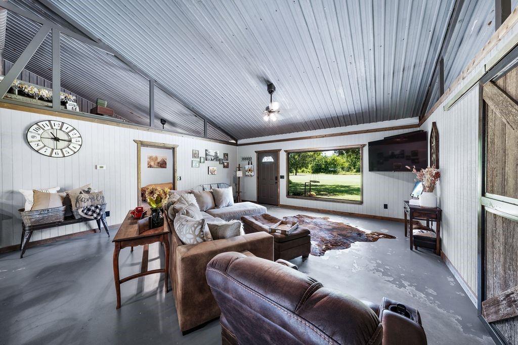 50 County Road 13200 Blossom TX 75416