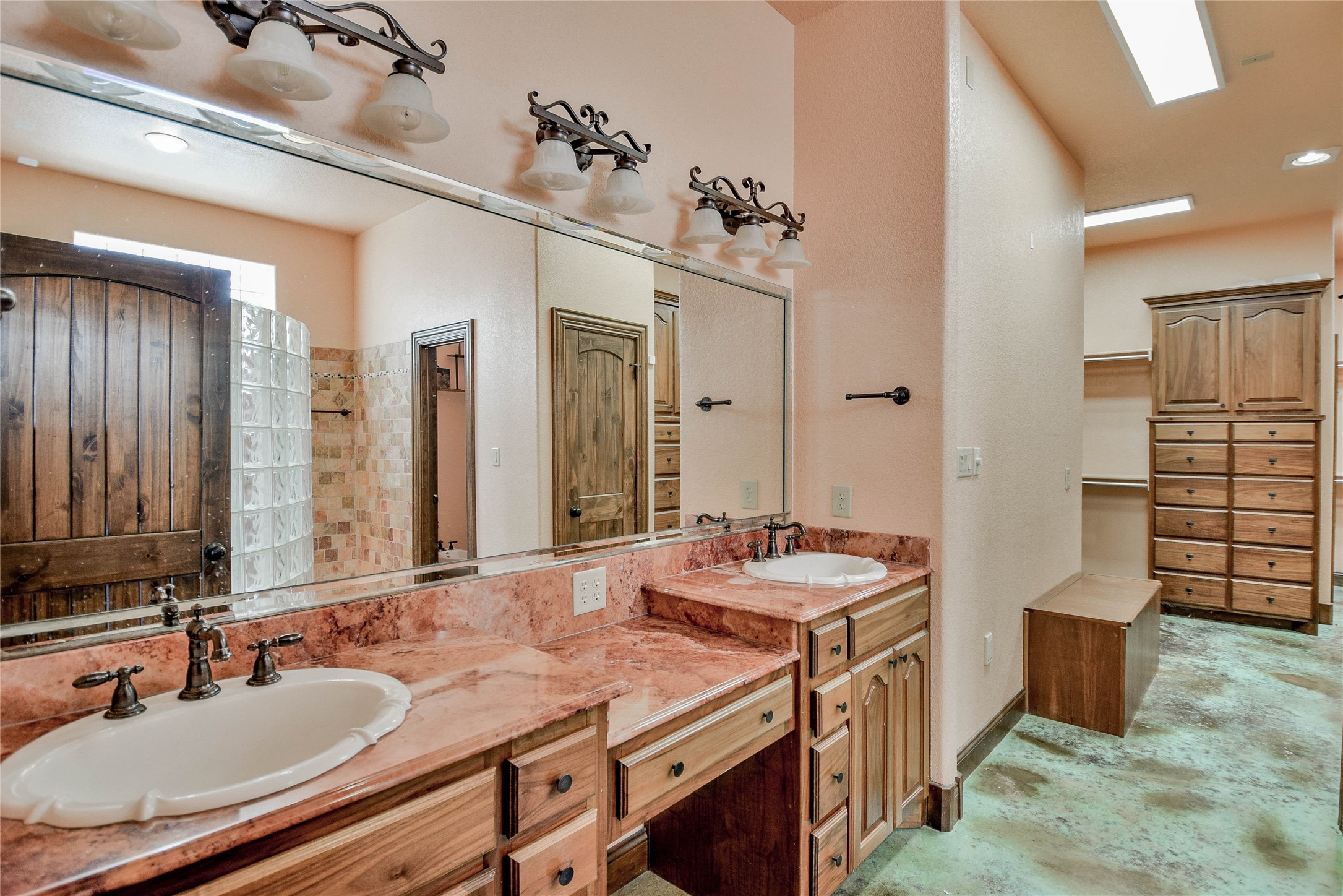1501 S Chisholm Trail Granbury TX 76048