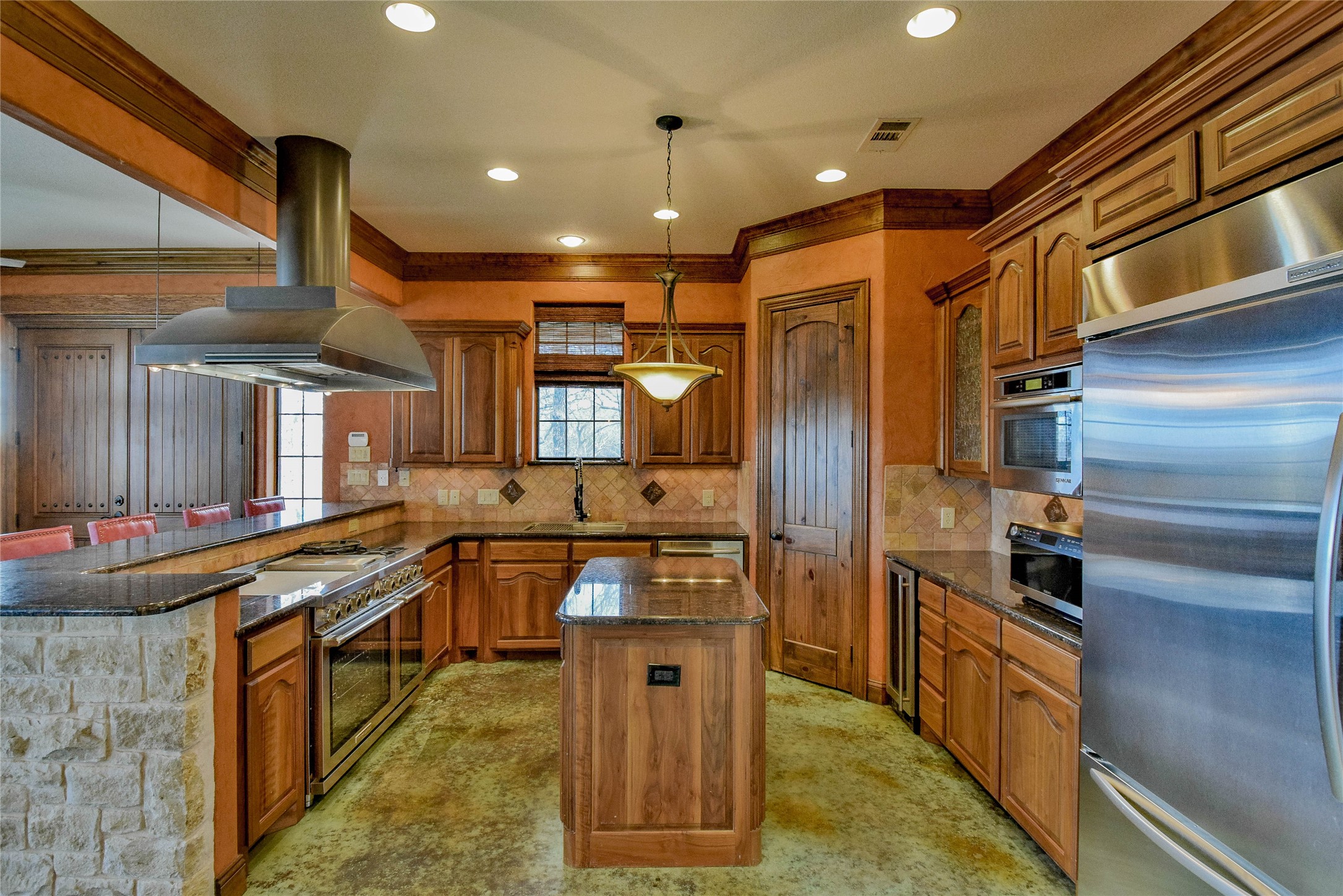 1501 S Chisholm Trail Granbury TX 76048