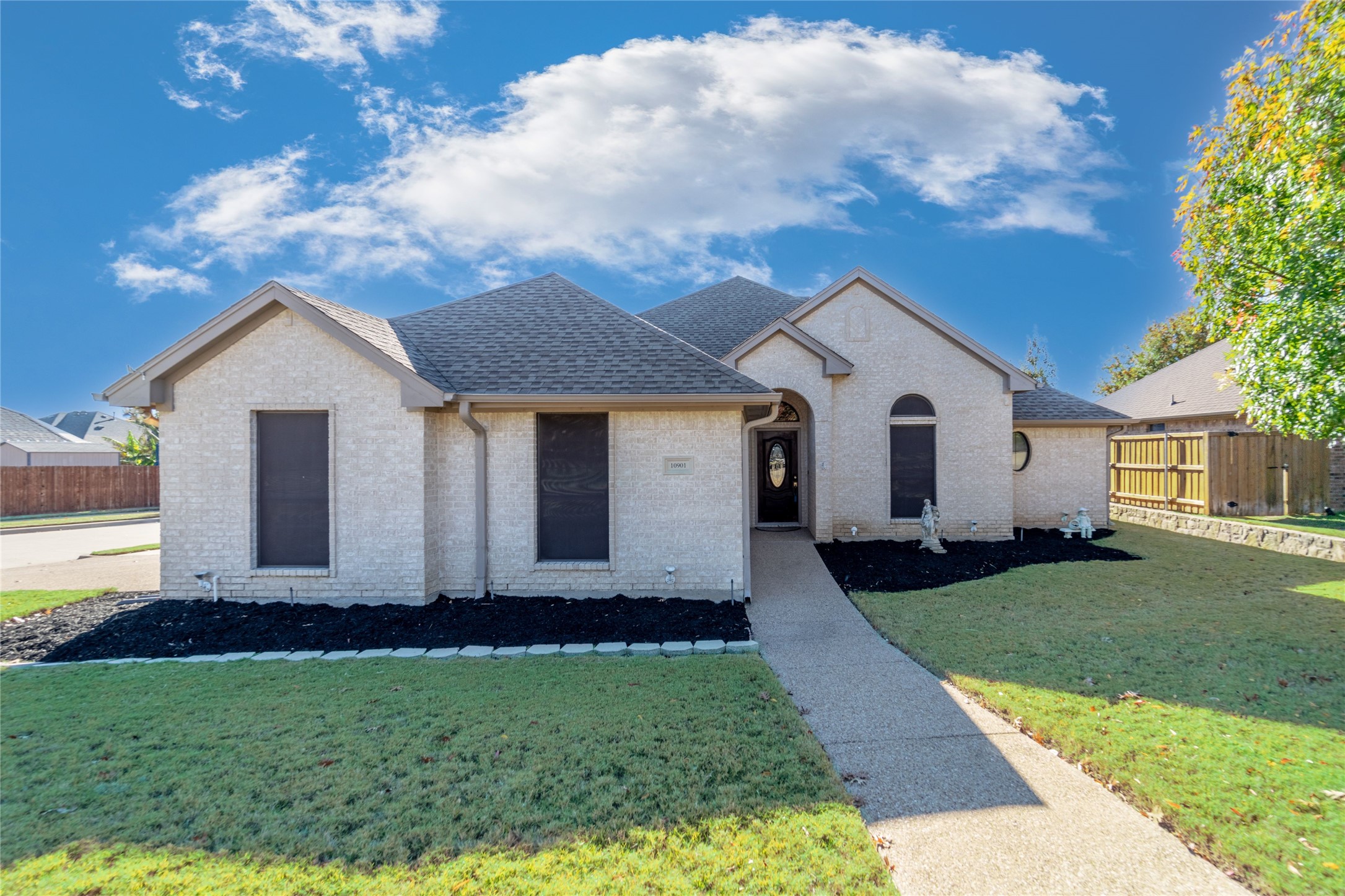 10901 Golfview Way Benbrook TX 76126