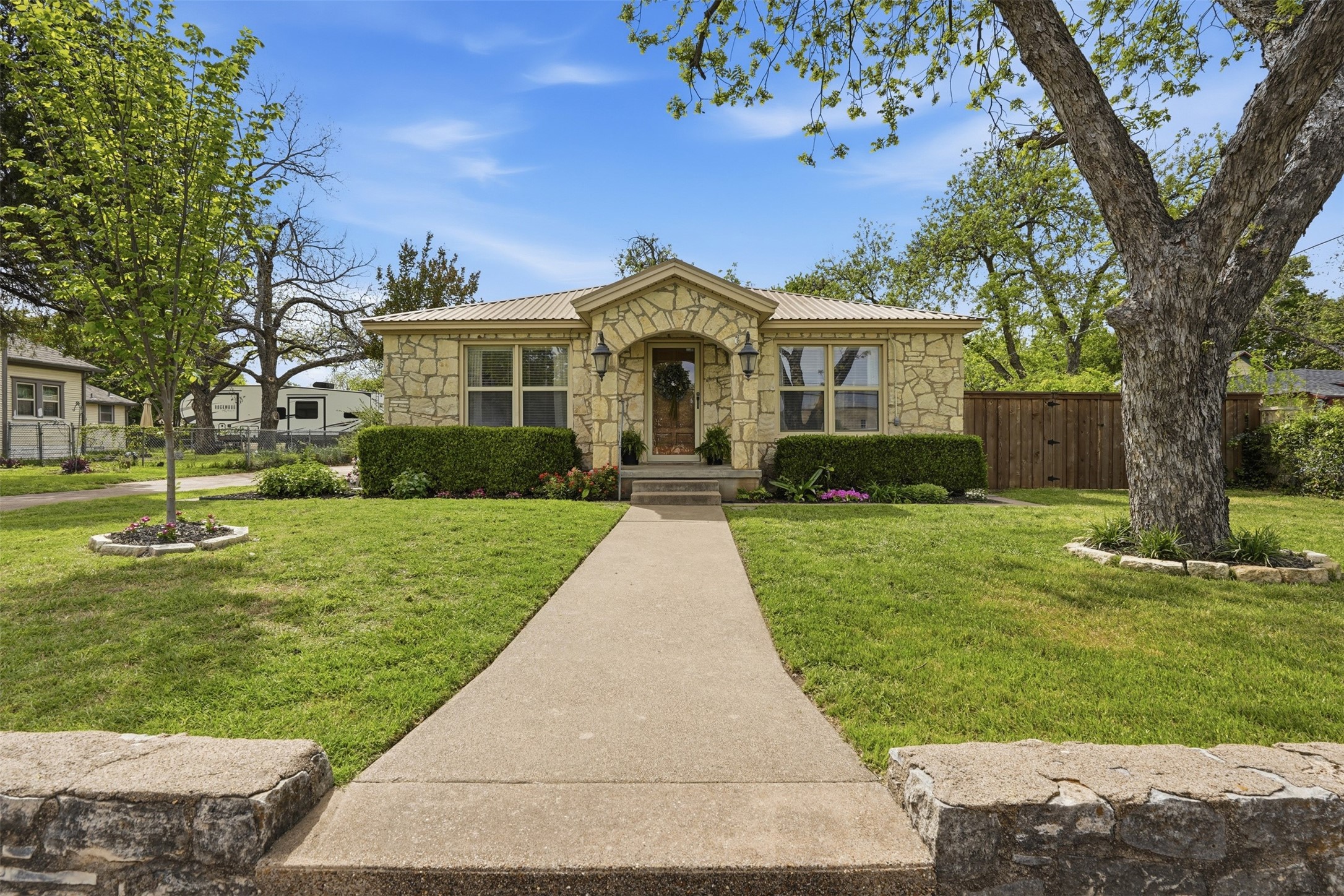 309 N Travis Street Granbury TX 76048