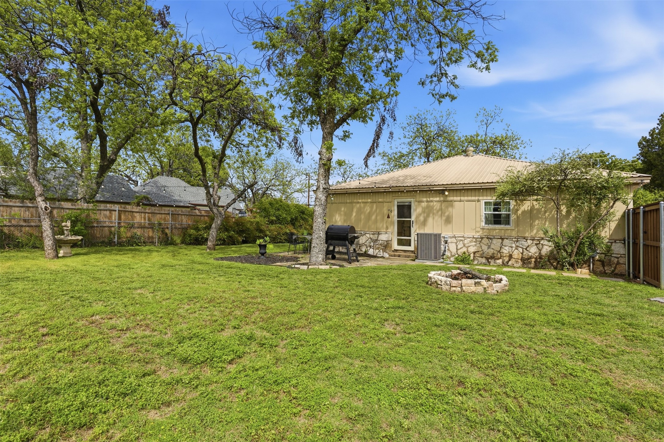 309 N Travis Street Granbury TX 76048