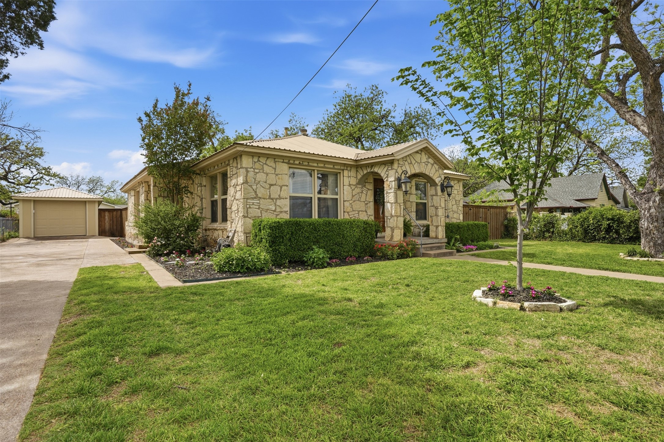 309 N Travis Street Granbury TX 76048