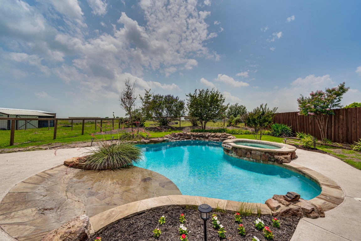 130 Hollis Road Waxahachie TX 75167
