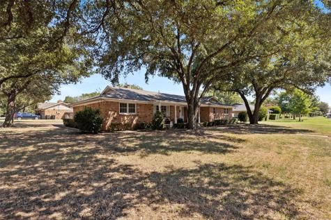 1236 Crestwood Drive Cleburne TX 76033