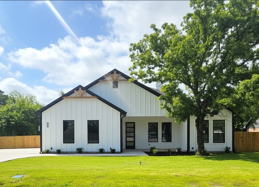 1106 East Sixth Street Springtown TX 76082