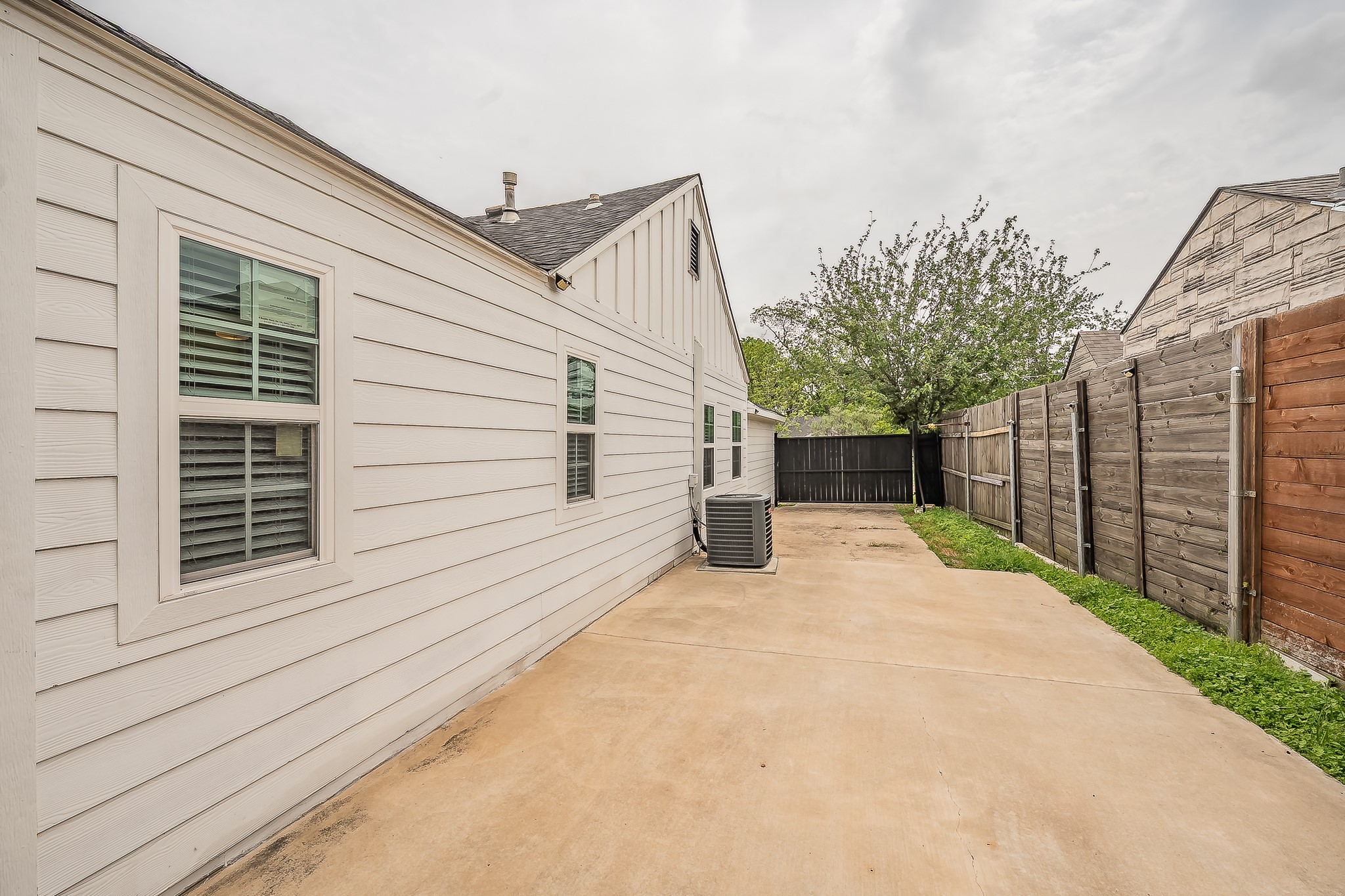 1015 Epenard Street Dallas TX 75211