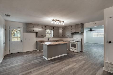 411 N 5th Avenue Munday TX 76371