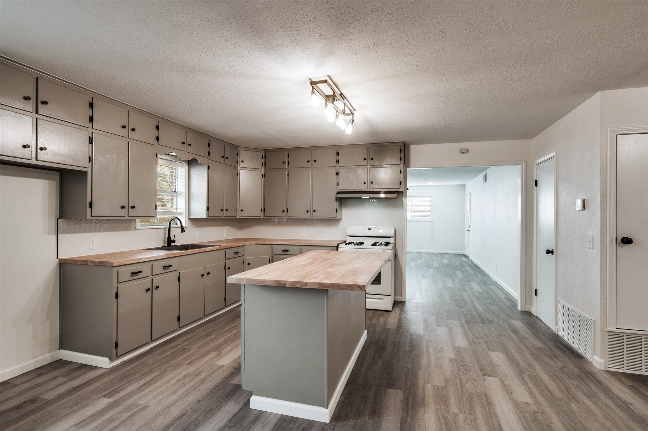 411 N 5th Avenue Munday TX 76371