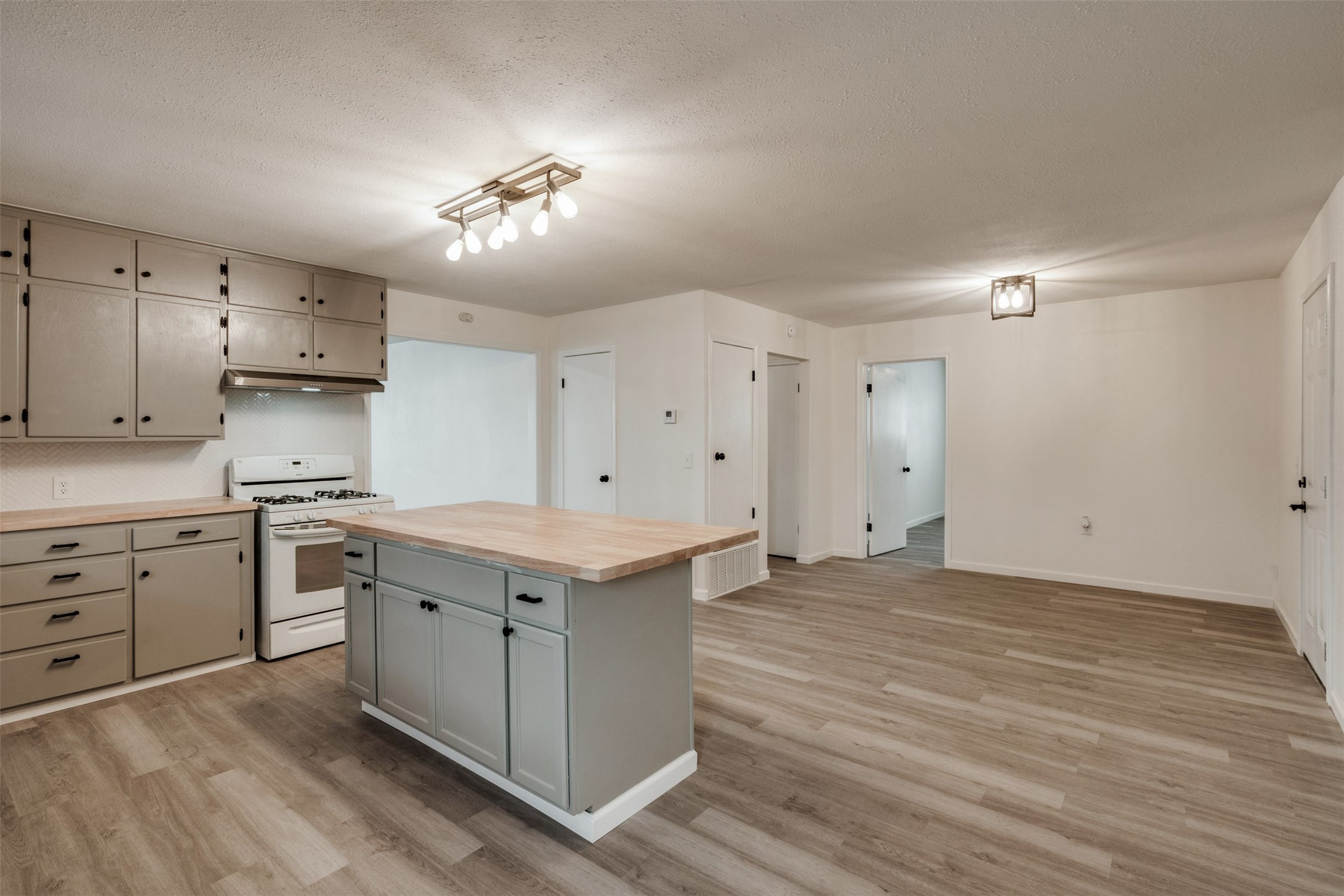 411 N 5th Avenue Munday TX 76371