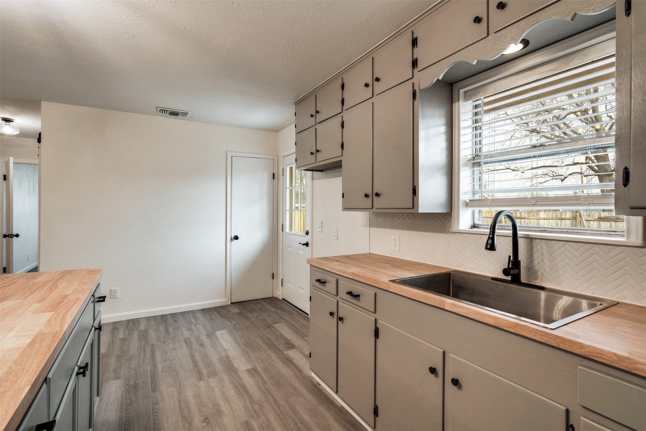 411 N 5th Avenue Munday TX 76371