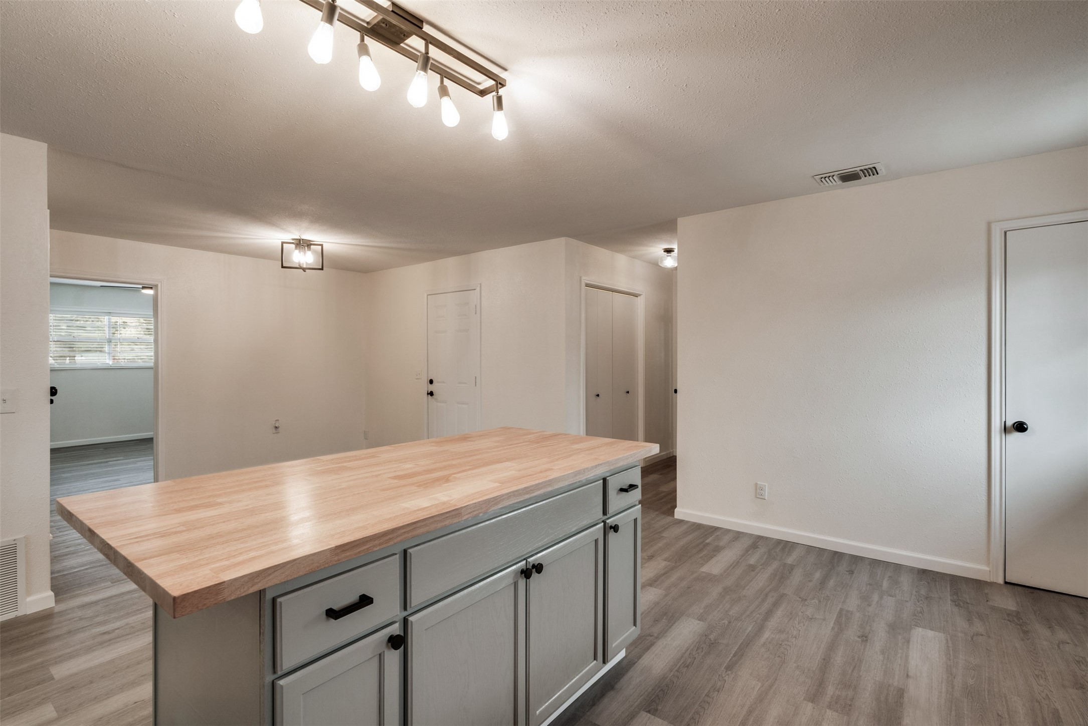 411 N 5th Avenue Munday TX 76371