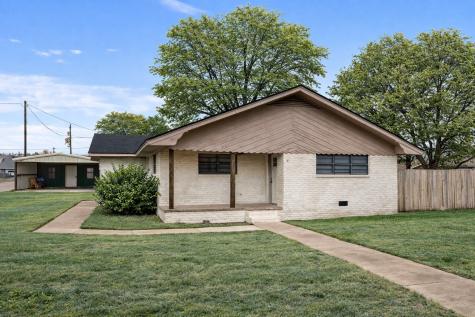 411 N 5th Avenue Munday TX 76371