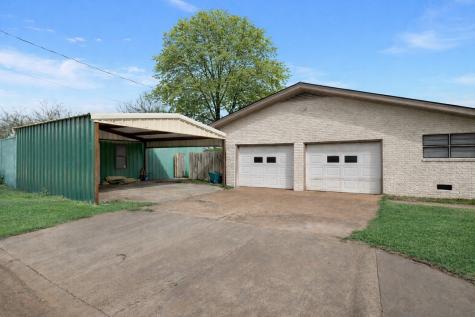 411 N 5th Avenue Munday TX 76371