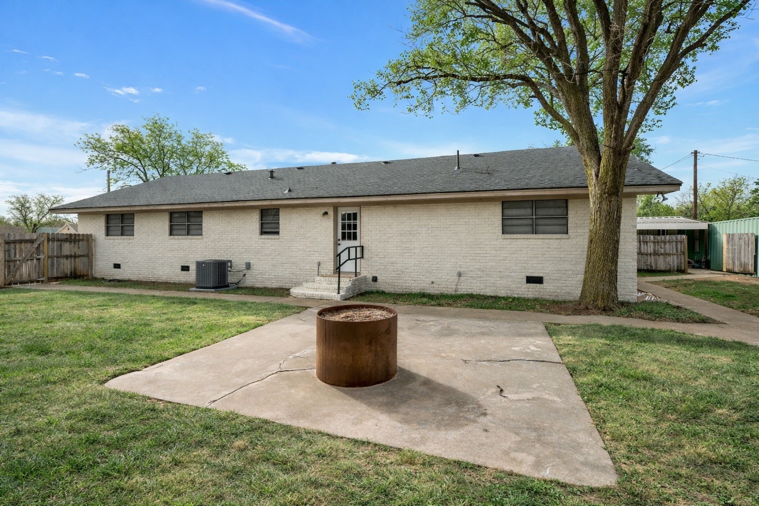 411 N 5th Avenue Munday TX 76371