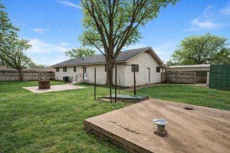411 N 5th Avenue Munday TX 76371