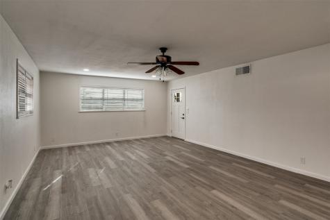 411 N 5th Avenue Munday TX 76371