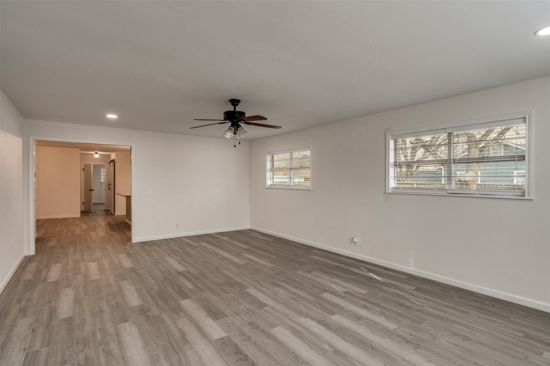 411 N 5th Avenue Munday TX 76371