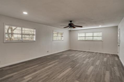 411 N 5th Avenue Munday TX 76371
