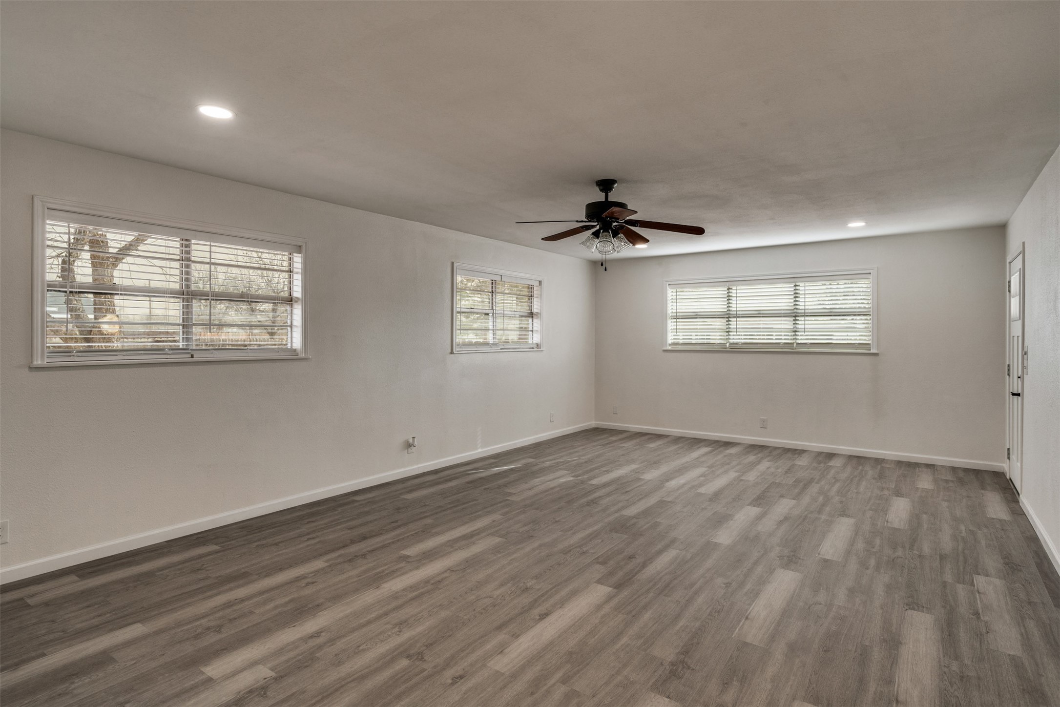 411 N 5th Avenue Munday TX 76371