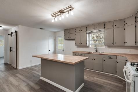411 N 5th Avenue Munday TX 76371