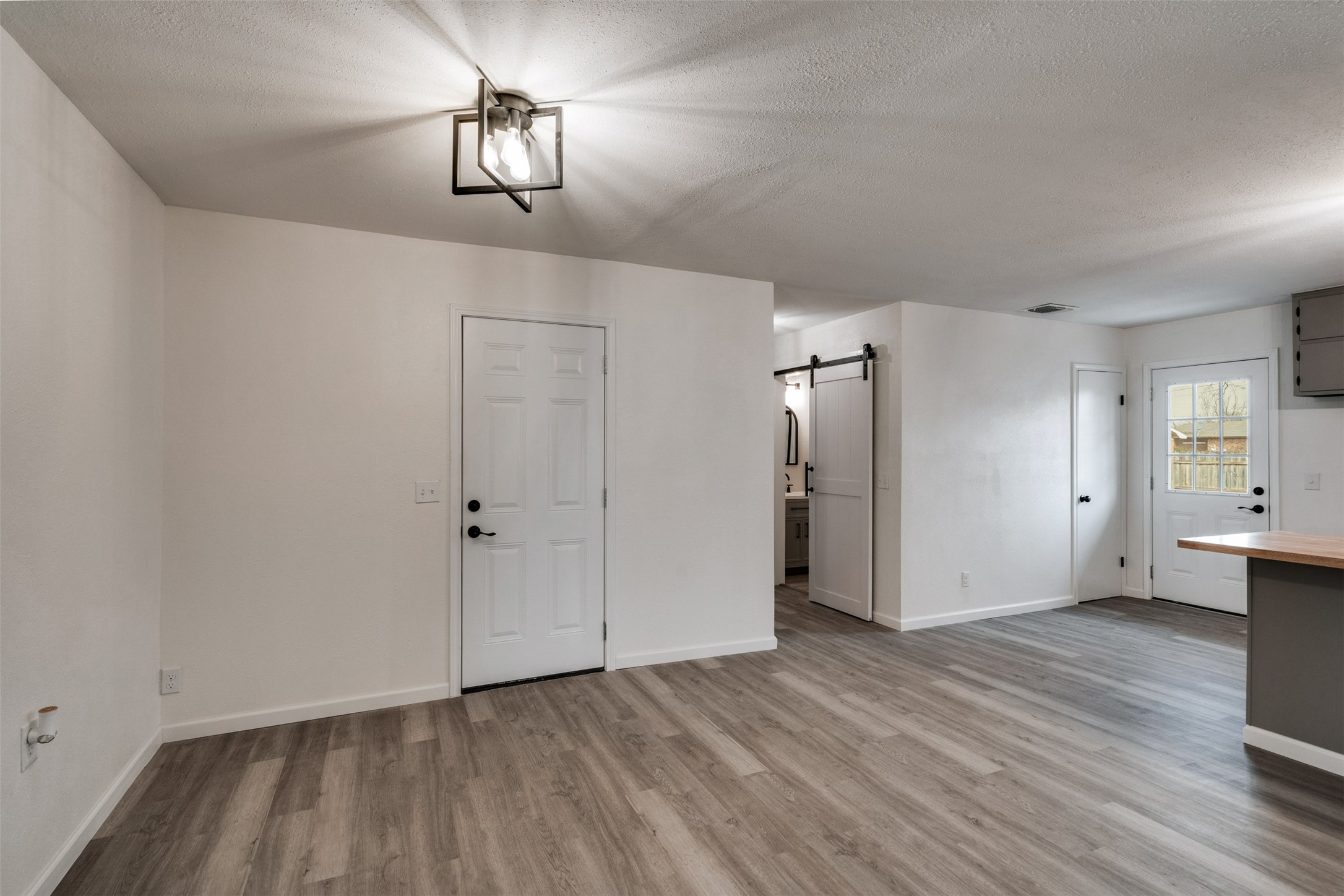 411 N 5th Avenue Munday TX 76371