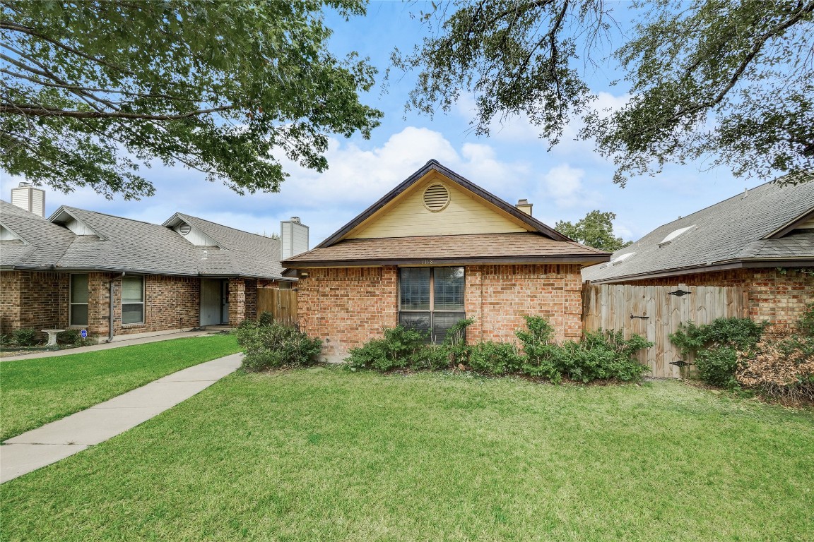 1118 Meadow Park Lane Grand Prairie TX 75052