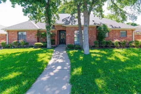 2105 Oak Bluff Drive Arlington TX 76006