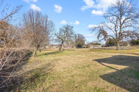 2409 W Walker Street Denison TX 75020