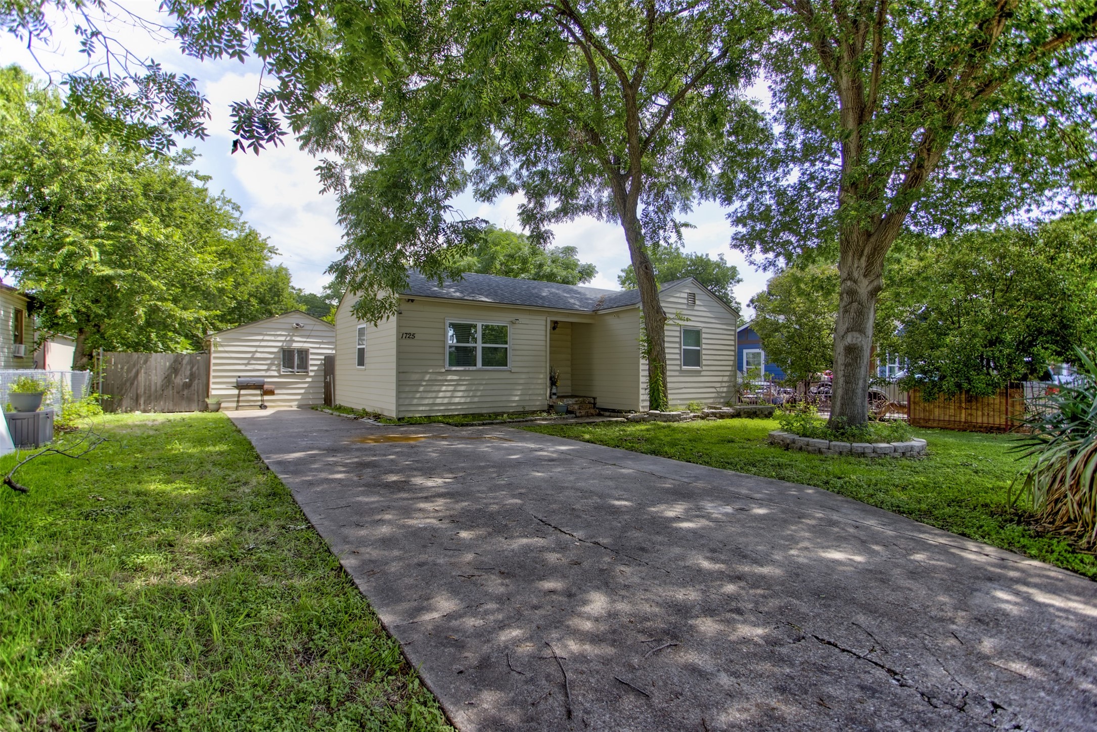 1725 Engle Avenue Dallas TX 75224
