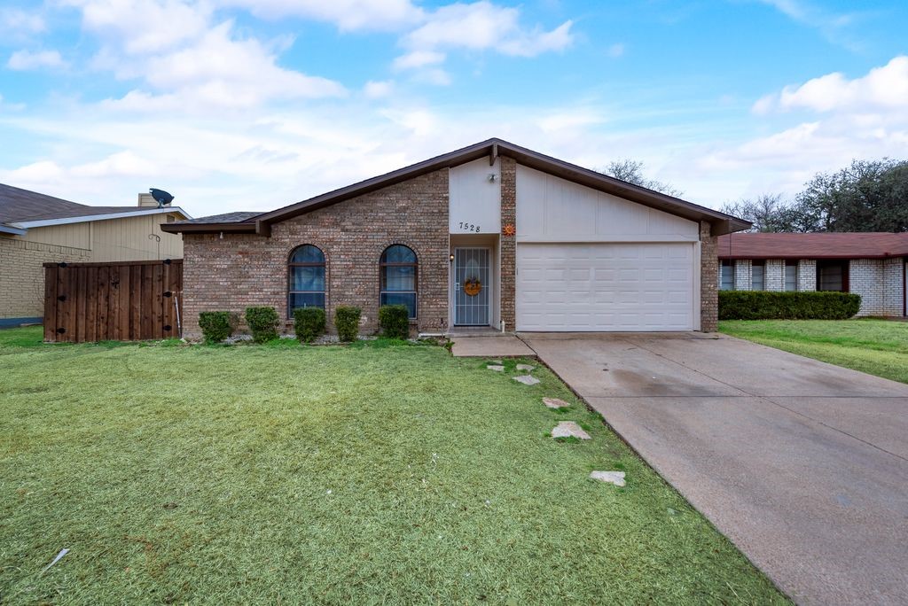 7528 Woodfield Road Fort Worth TX 76112