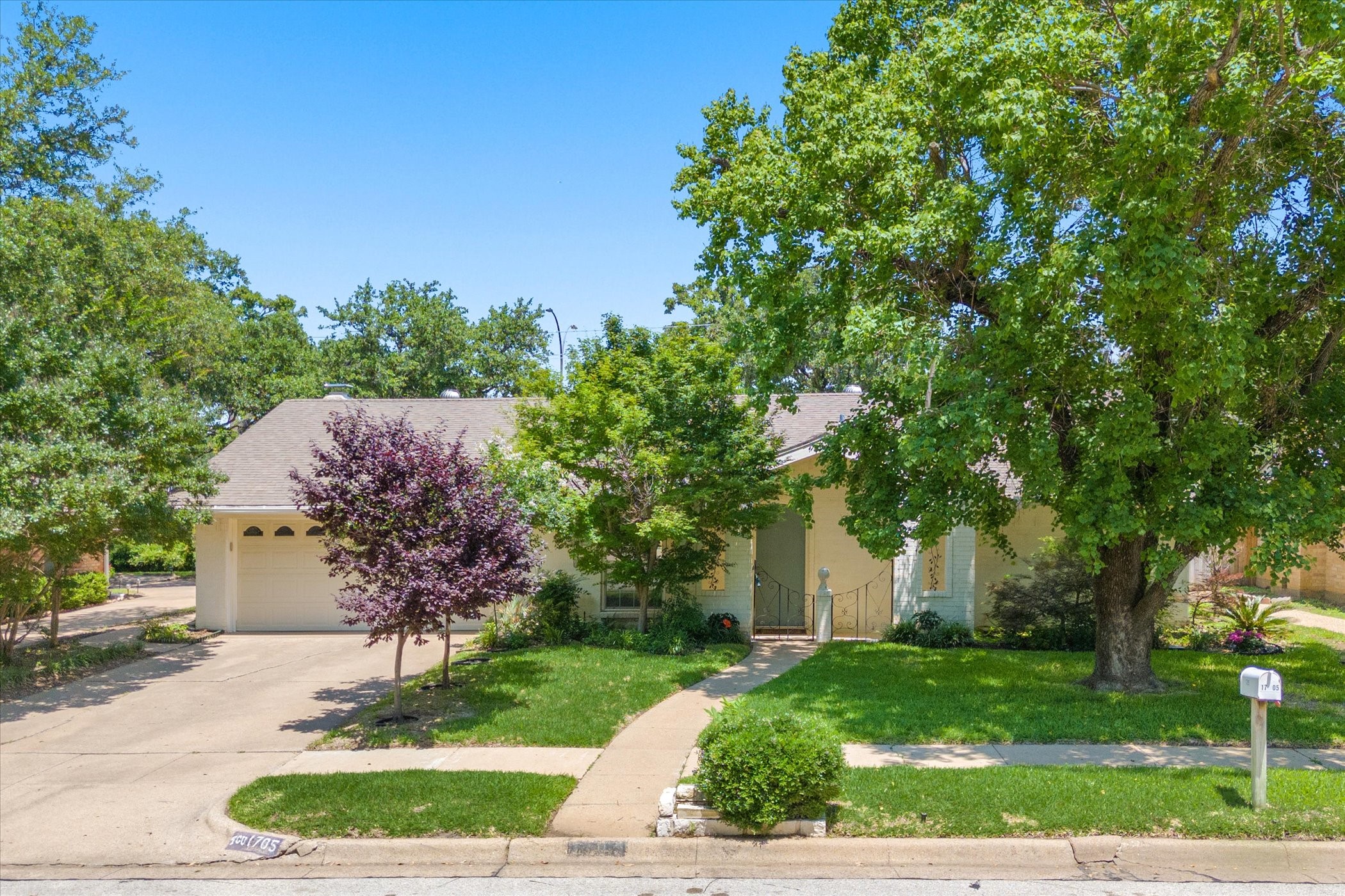1705 Park Hill Drive Arlington TX 76012
